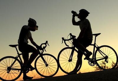 自行車(chē)運(yùn)動(dòng)指南:頭盔必須佩帶 熱身最為關(guān)鍵_戶(hù)外頻道_新浪競(jìng)技風(fēng)暴_新浪網(wǎng)