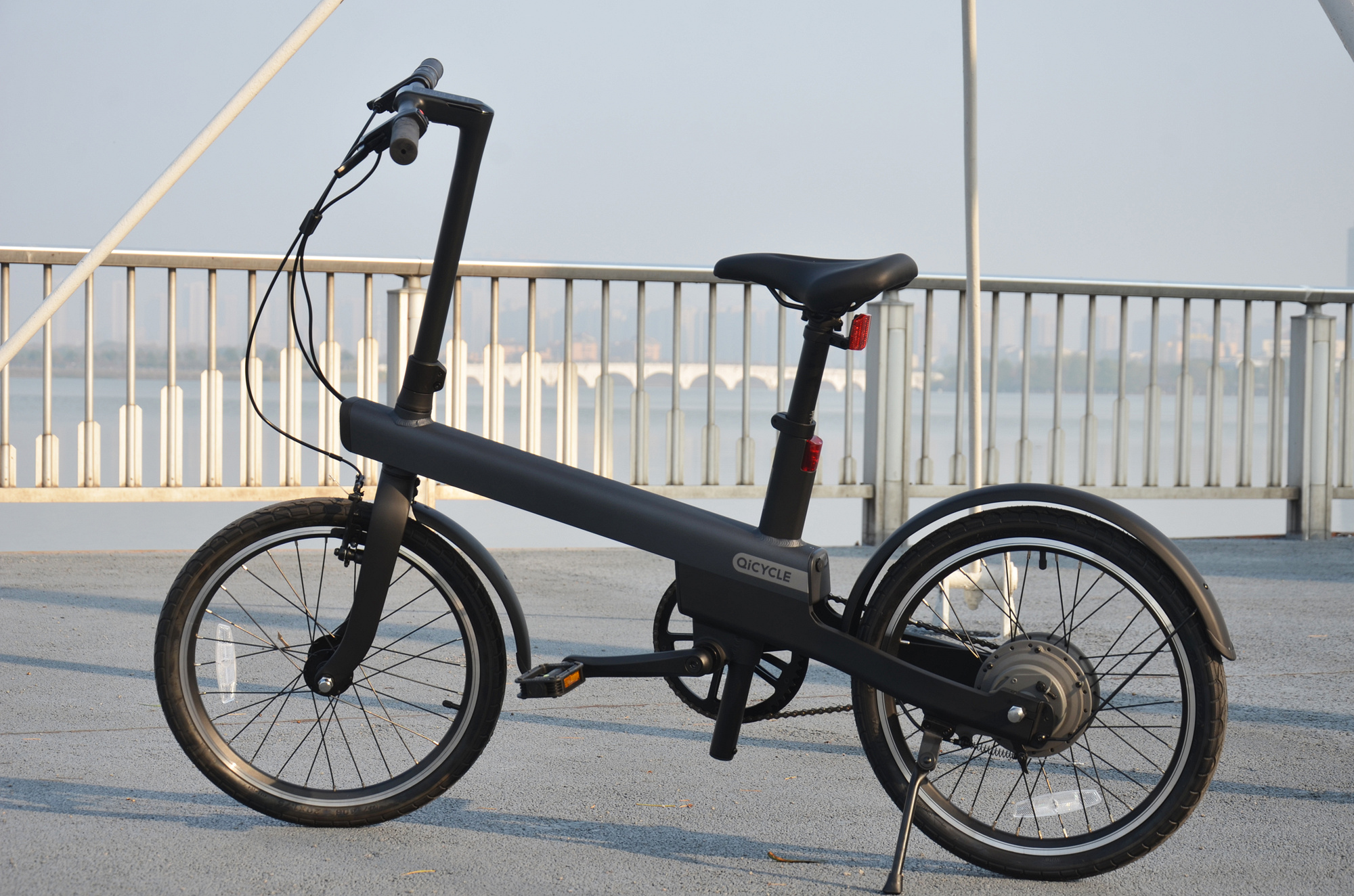 小米生態(tài)鏈&ldquo;電動(dòng)助力自行車(chē)&rdquo;評(píng)測(cè):鋁合金車(chē)架,40km助力騎行